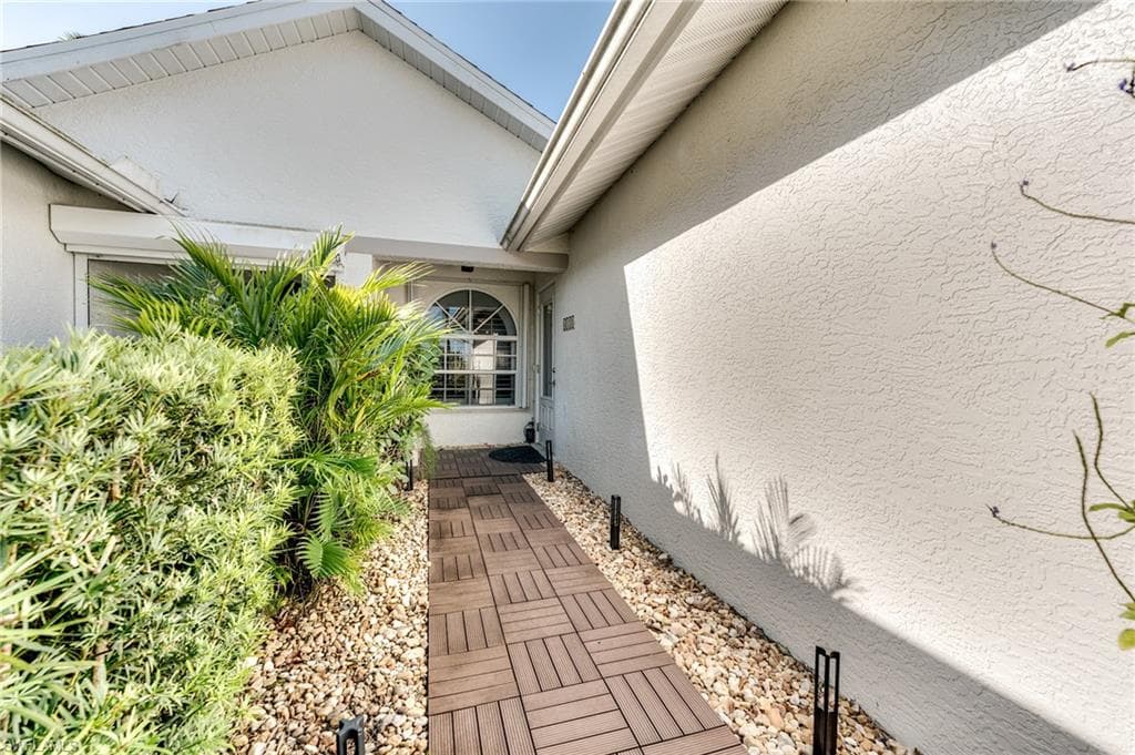 6113 Thresher Dr 202, Naples, FL 34112-29