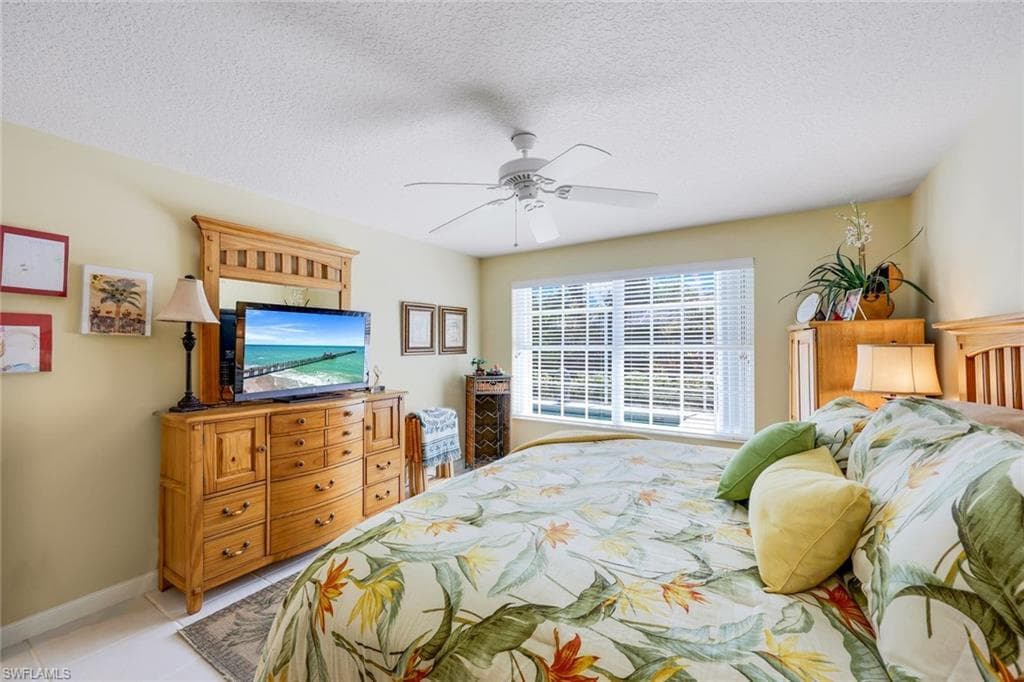 4221 Saint George Ln, Naples, FL 34119-18