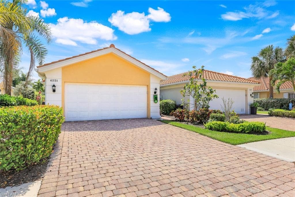 4221 Saint George Ln, Naples, FL 34119-1