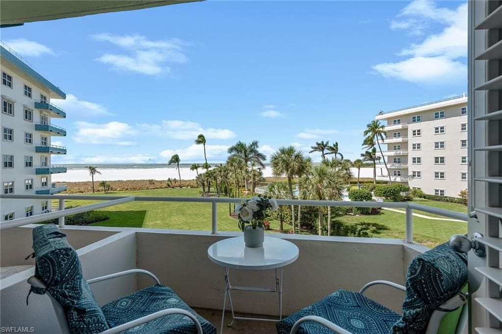 220 Seaview Ct 305, Marco Island, FL 34145-20