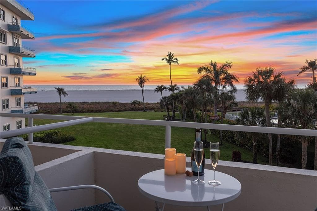 220 Seaview Ct 305, Marco Island, FL 34145-22