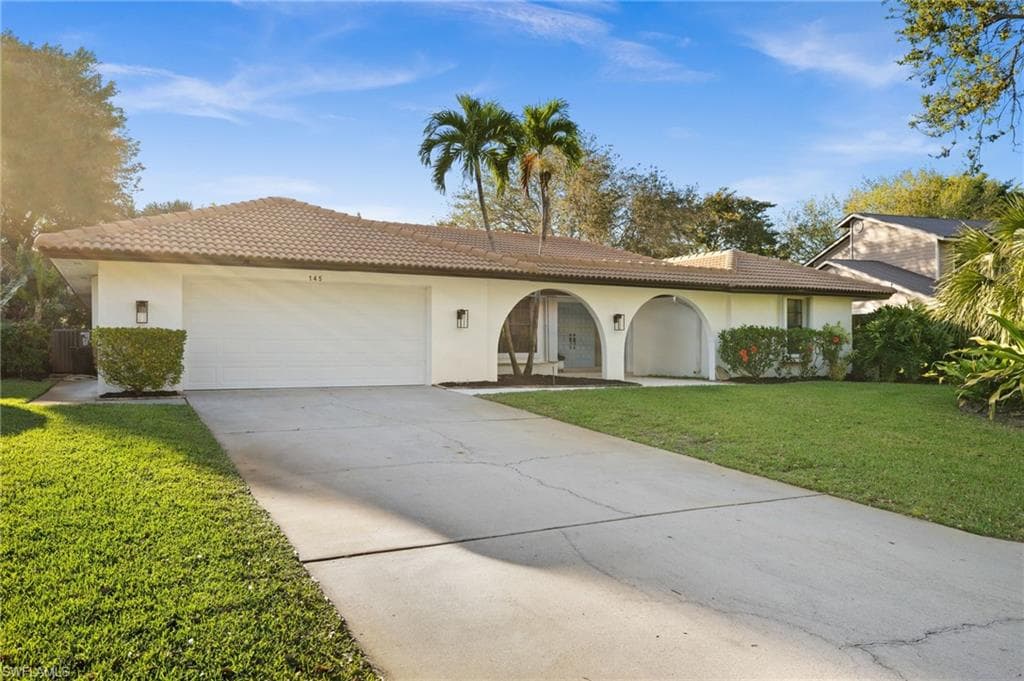 145 Forestwood Dr, Naples, FL 34110-1