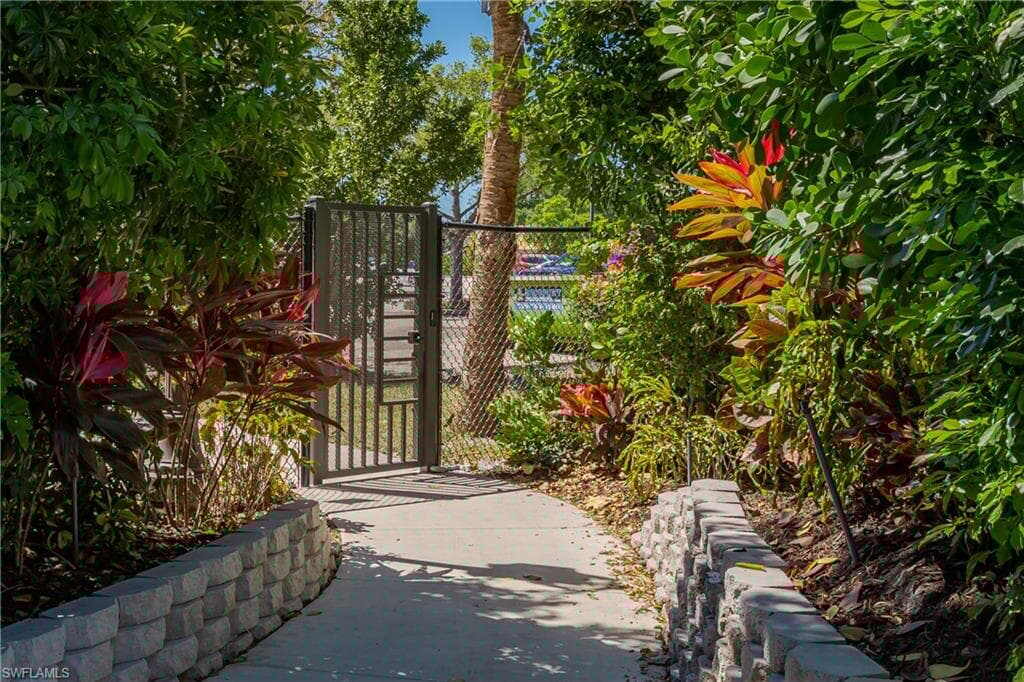 1265 Egrets Lndg 202, Naples, FL 34108-6