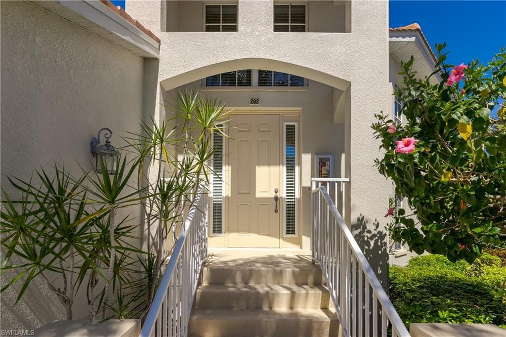 1265 Egrets Lndg 202, Naples, FL 34108-7