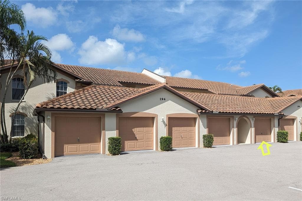 194 Newport Dr 903, Naples, FL 34114-25