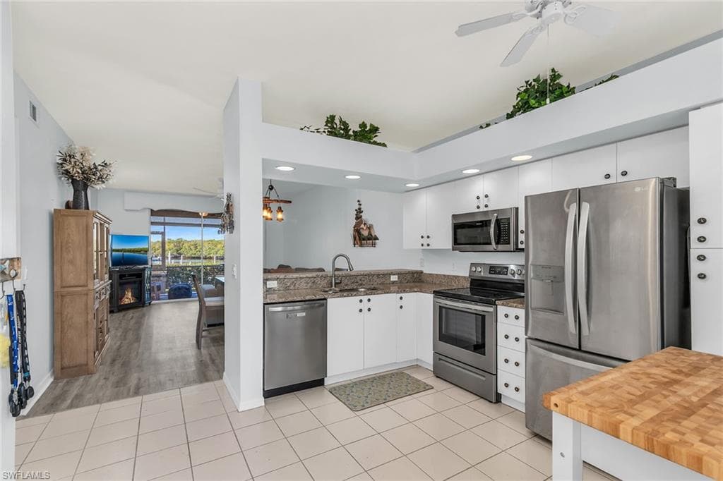 194 Newport Dr 903, Naples, FL 34114-5