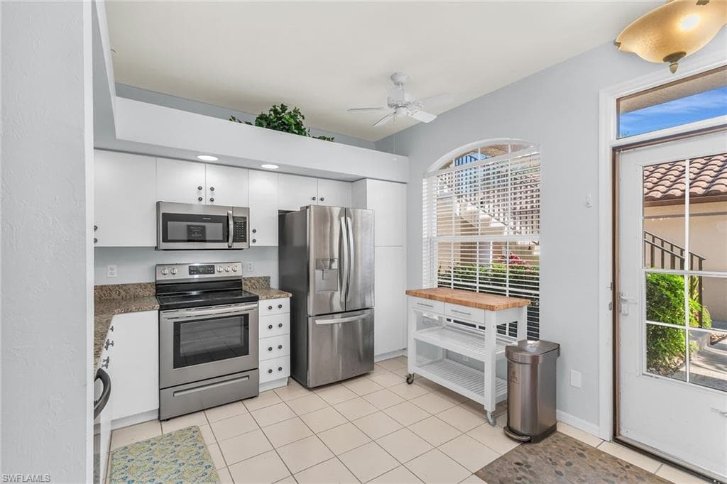 194 Newport Dr 903, Naples, FL 34114-6