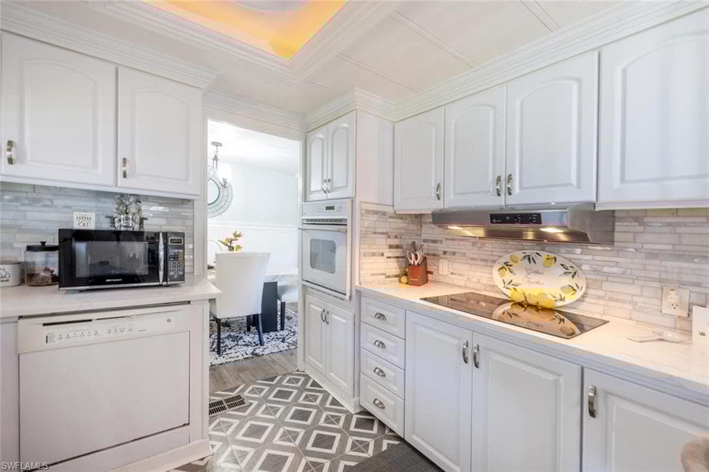 523 Charlemagne Blvd, Naples, FL 34112-11