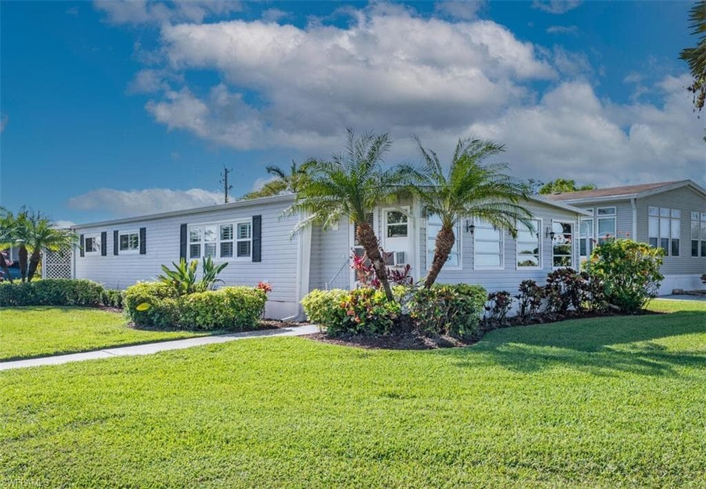 523 Charlemagne Blvd, Naples, FL 34112-1