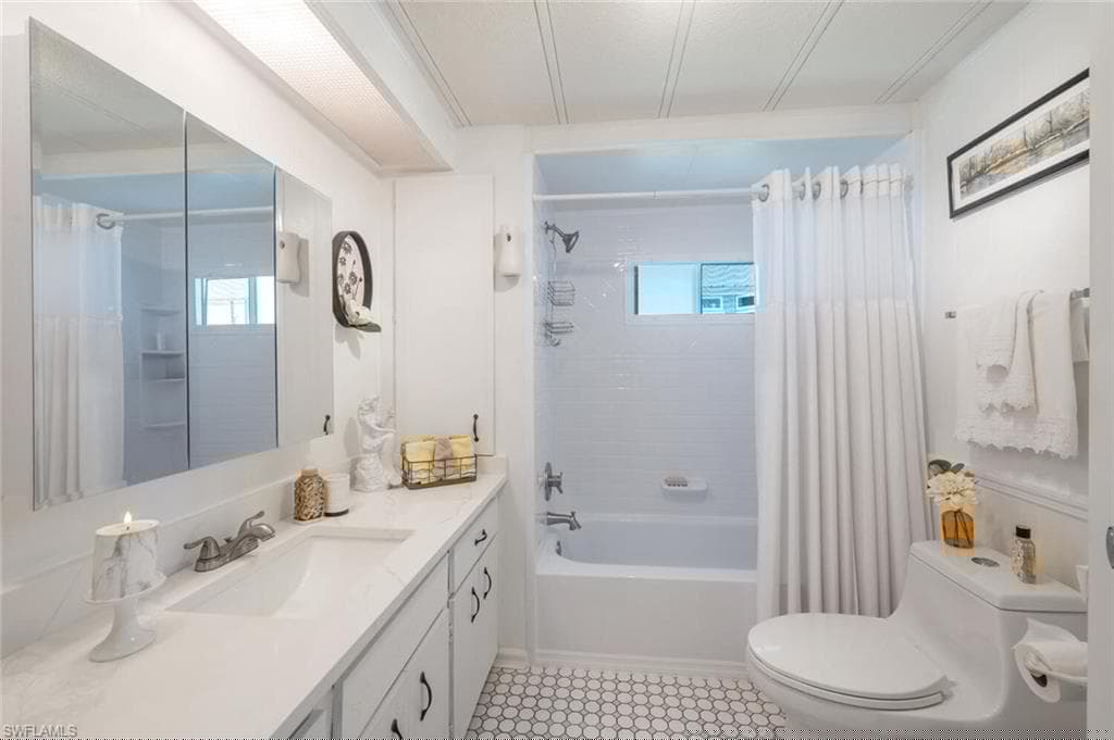 523 Charlemagne Blvd, Naples, FL 34112-20