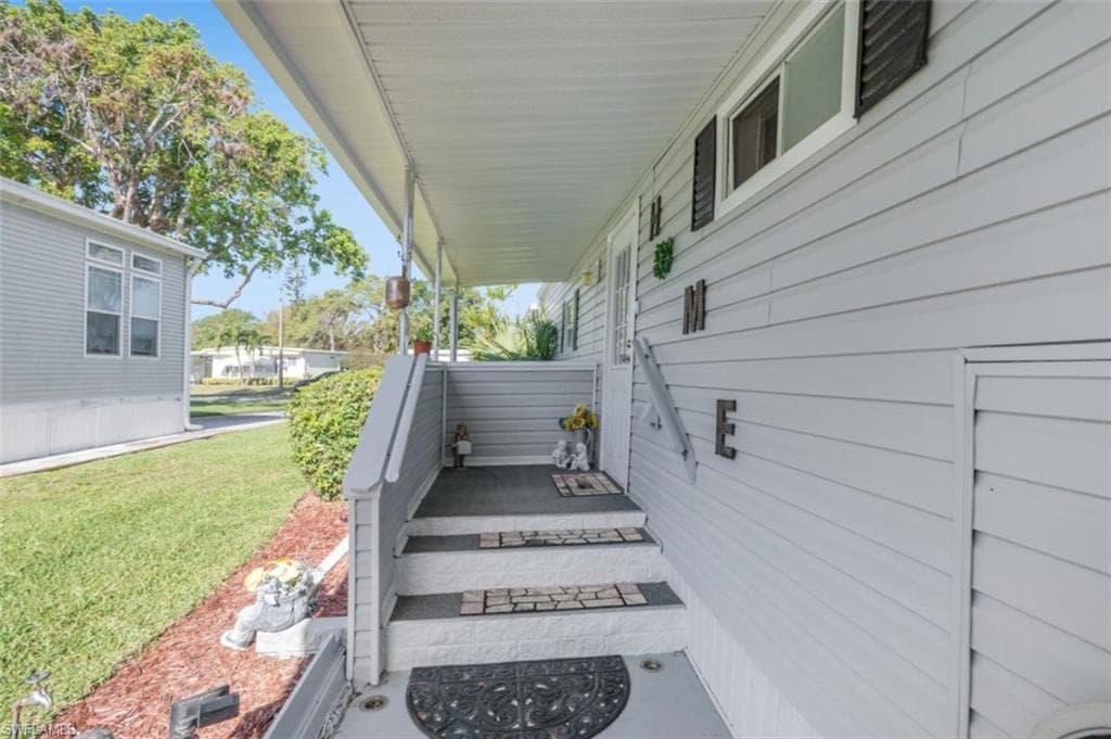 523 Charlemagne Blvd, Naples, FL 34112-4