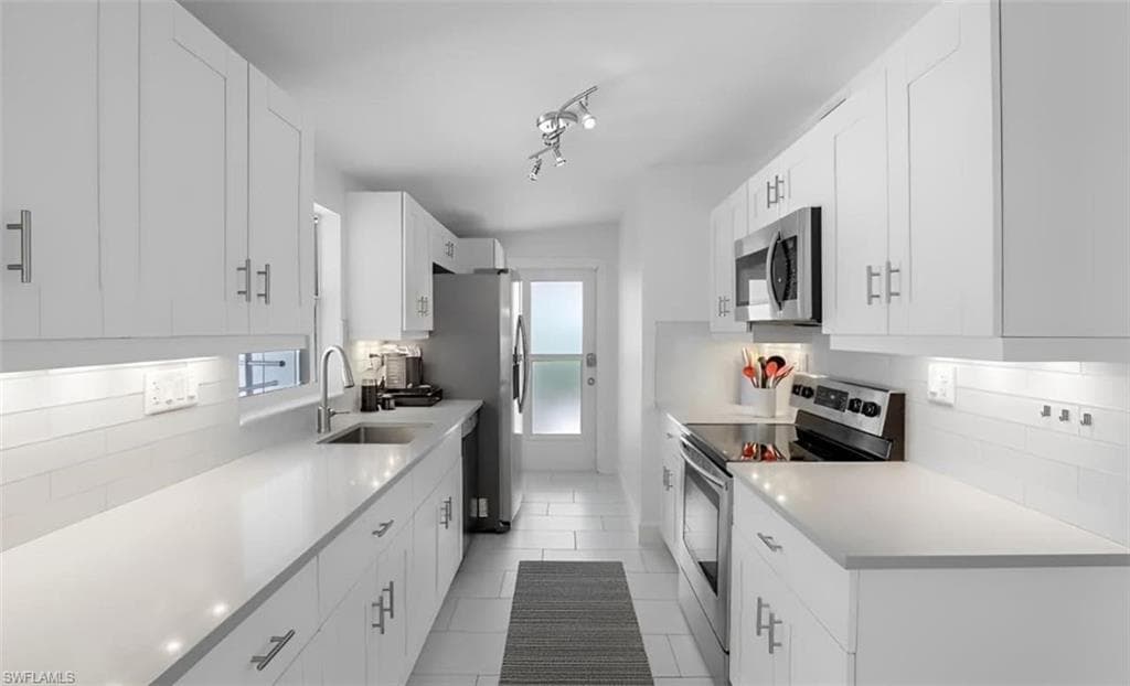 2048 Harbor Ln, Naples, FL 34104-9
