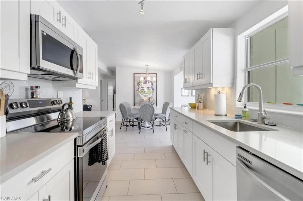 2048 Harbor Ln, Naples, FL 34104-14