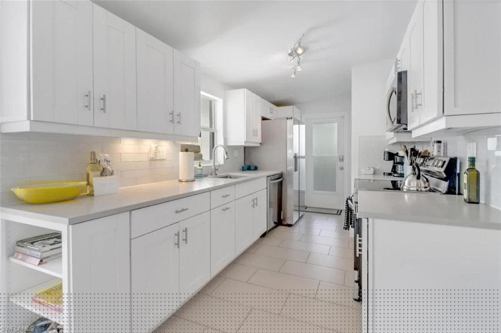 2048 Harbor Ln, Naples, FL 34104-15