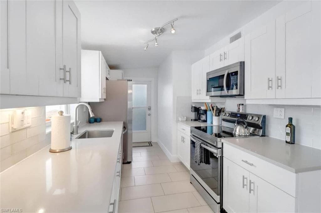 2048 Harbor Ln, Naples, FL 34104-16