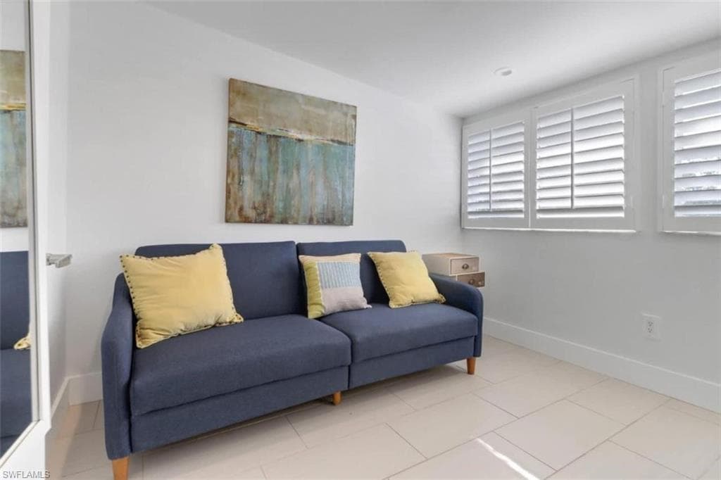 2048 Harbor Ln, Naples, FL 34104-17