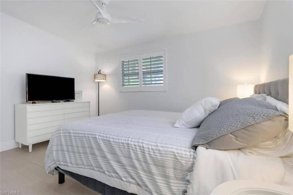 2048 Harbor Ln, Naples, FL 34104-20