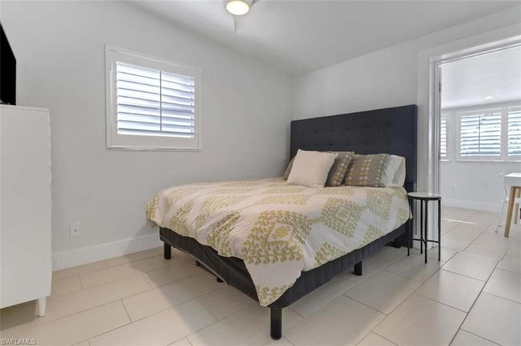 2048 Harbor Ln, Naples, FL 34104-23