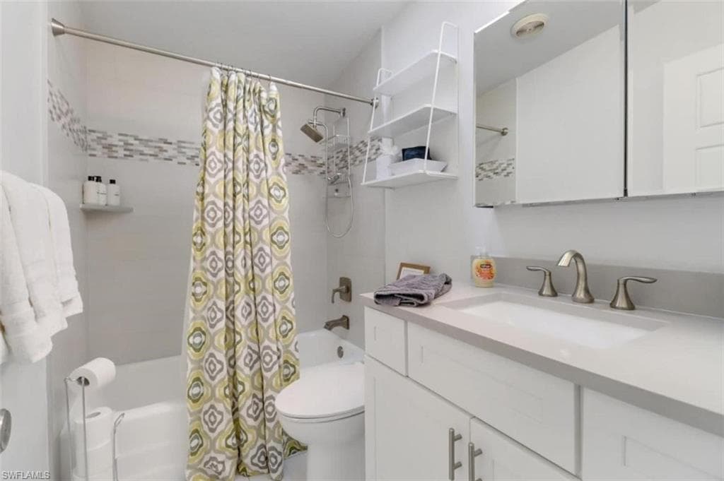 2048 Harbor Ln, Naples, FL 34104-25