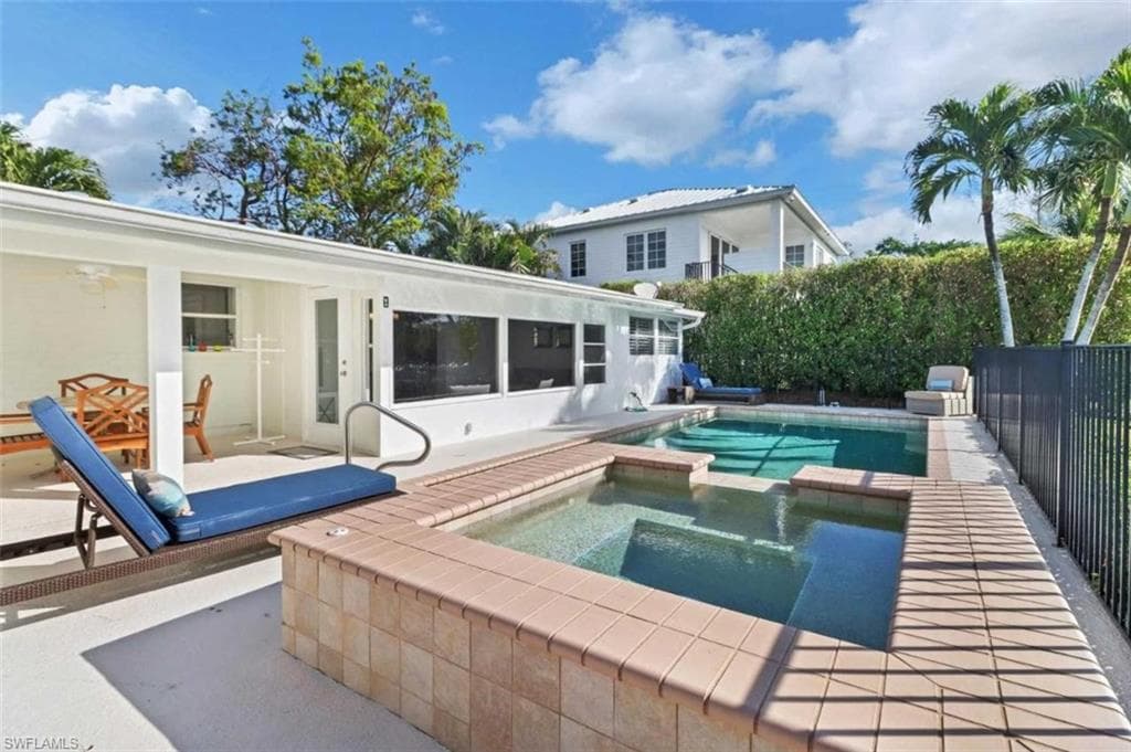 2048 Harbor Ln, Naples, FL 34104-28