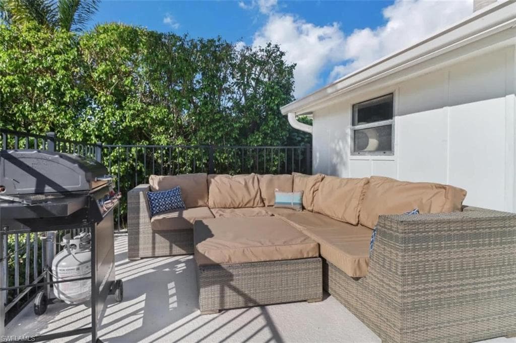 2048 Harbor Ln, Naples, FL 34104-32