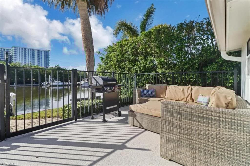2048 Harbor Ln, Naples, FL 34104-33