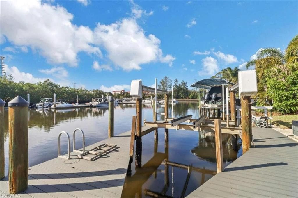 2048 Harbor Ln, Naples, FL 34104-38