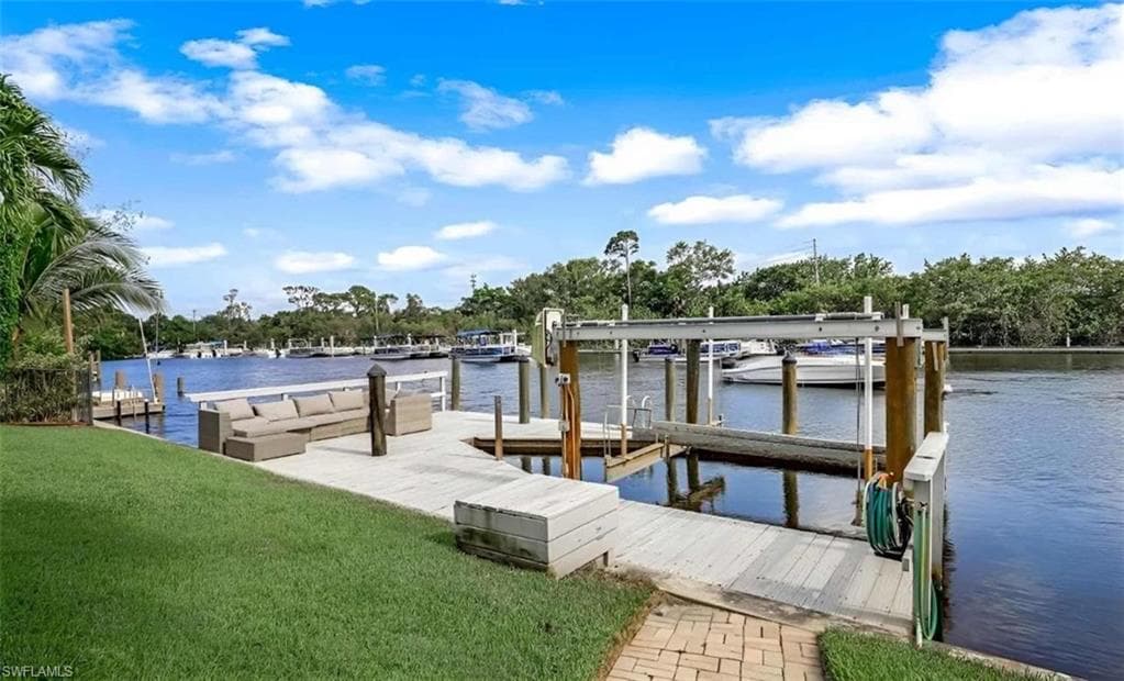 2048 Harbor Ln, Naples, FL 34104-3