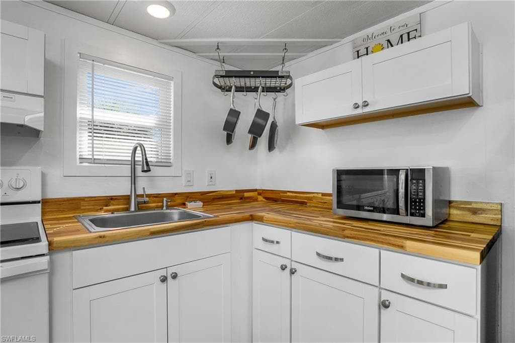 5667 Pine Island Rd NW, Bokeelia, FL 33922-25