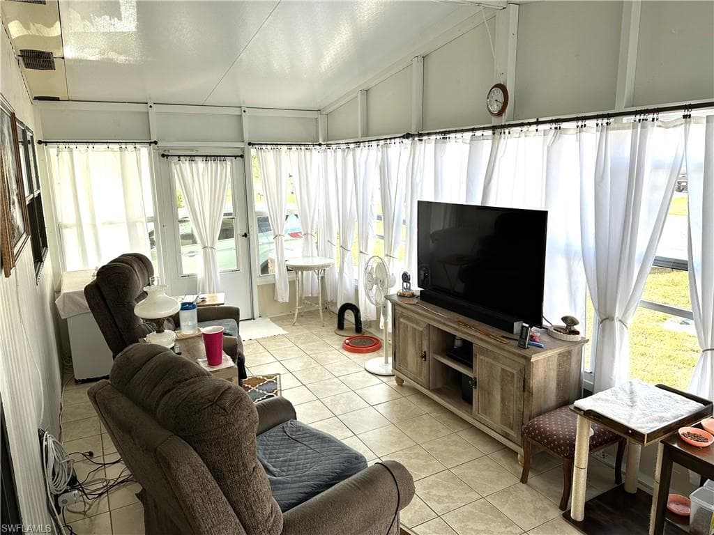210 Pine Key Ln 210, Naples, FL 34114-9