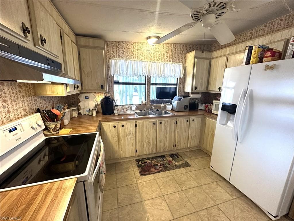 210 Pine Key Ln 210, Naples, FL 34114-5