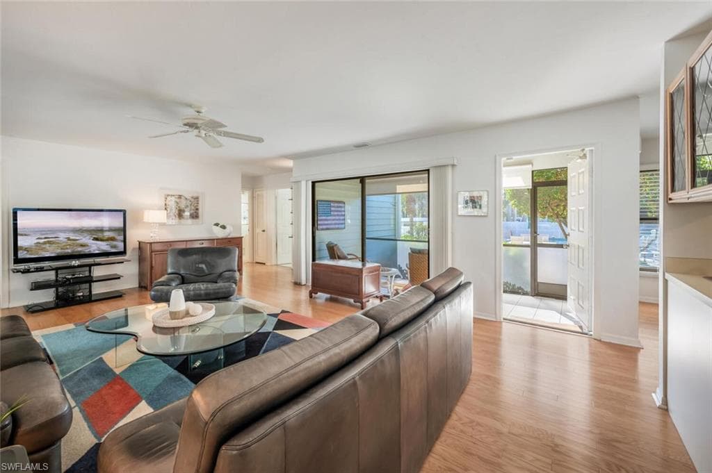 880 8th Ave S 101, Naples, FL 34102-10