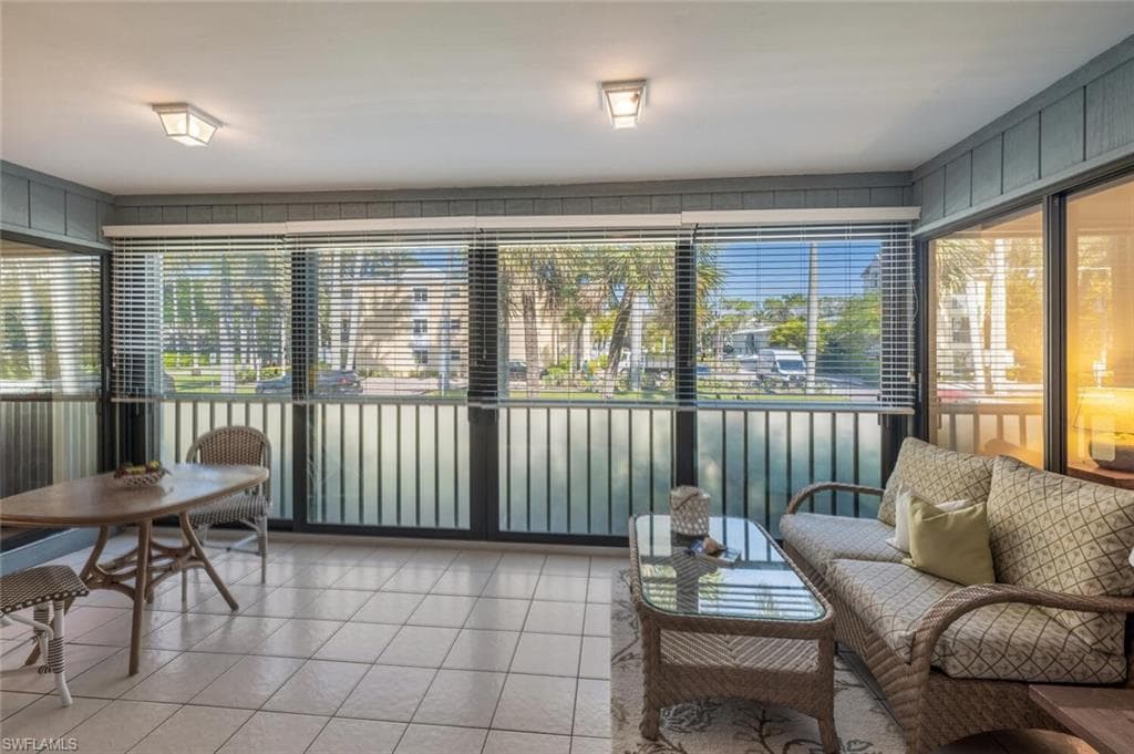 880 8th Ave S 101, Naples, FL 34102-15