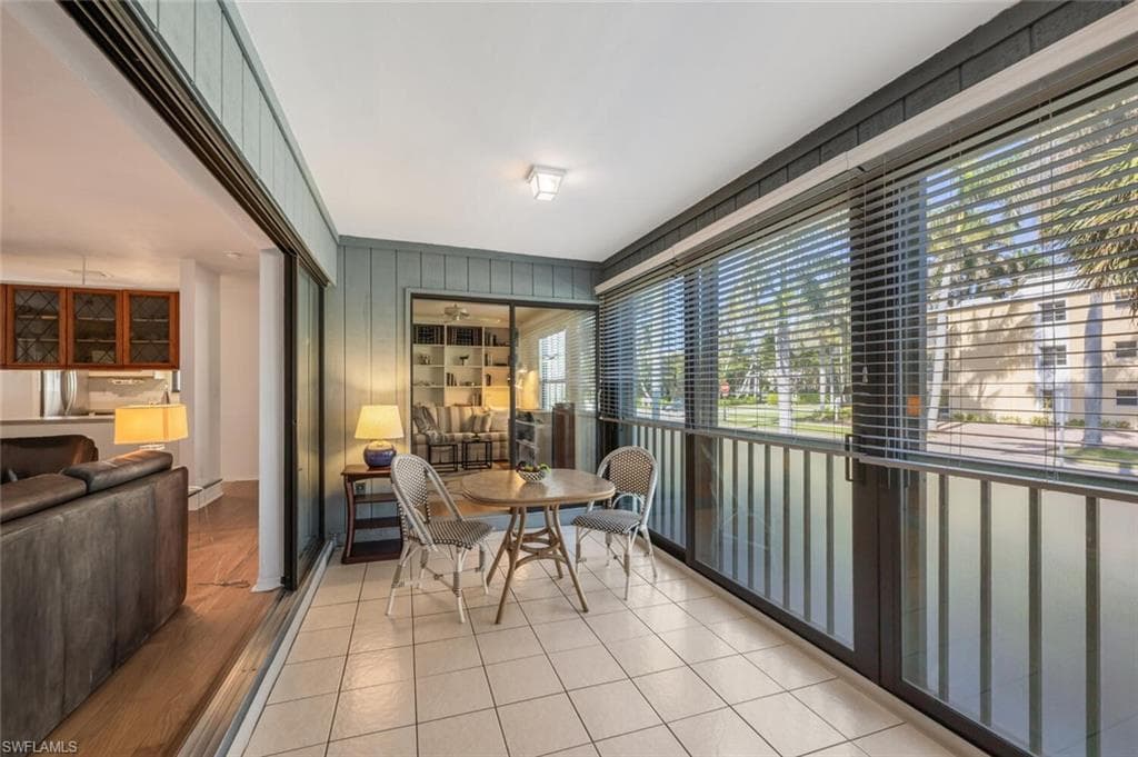 880 8th Ave S 101, Naples, FL 34102-18