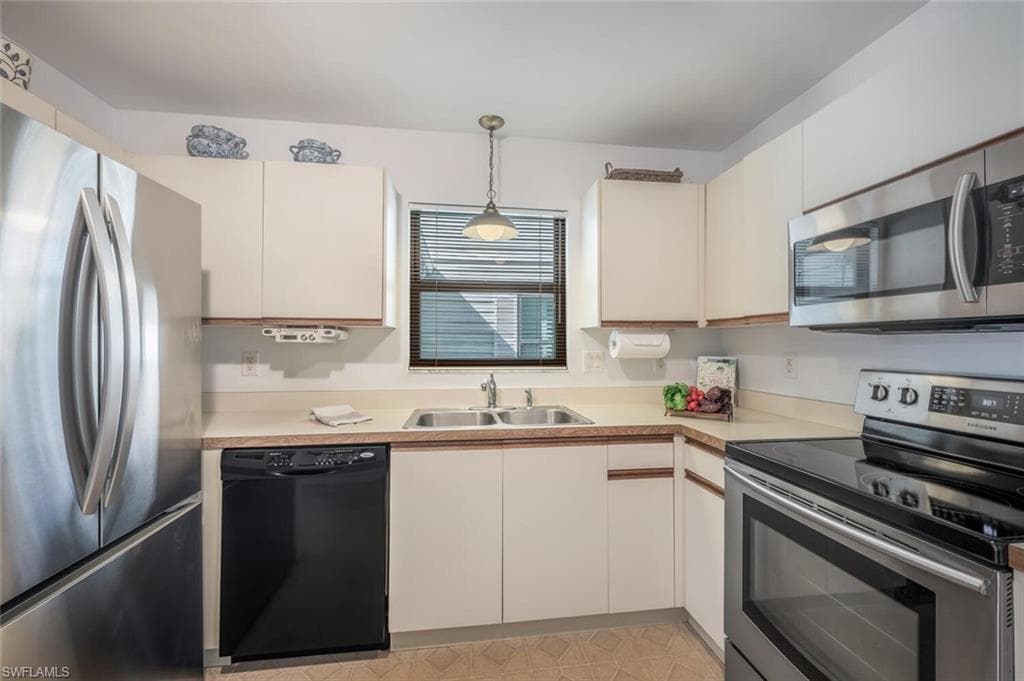 880 8th Ave S 101, Naples, FL 34102-19