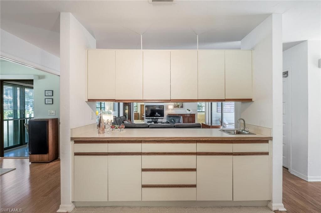880 8th Ave S 101, Naples, FL 34102-20