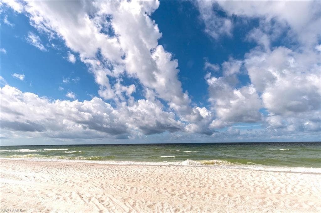 880 8th Ave S 101, Naples, FL 34102-40