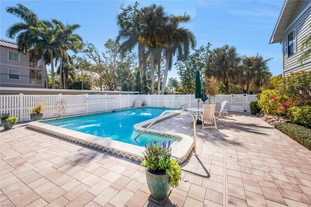 880 8th Ave S 101, Naples, FL 34102-41