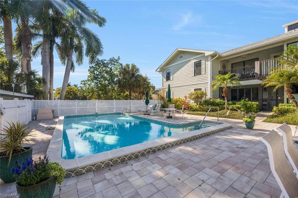 880 8th Ave S 101, Naples, FL 34102-42