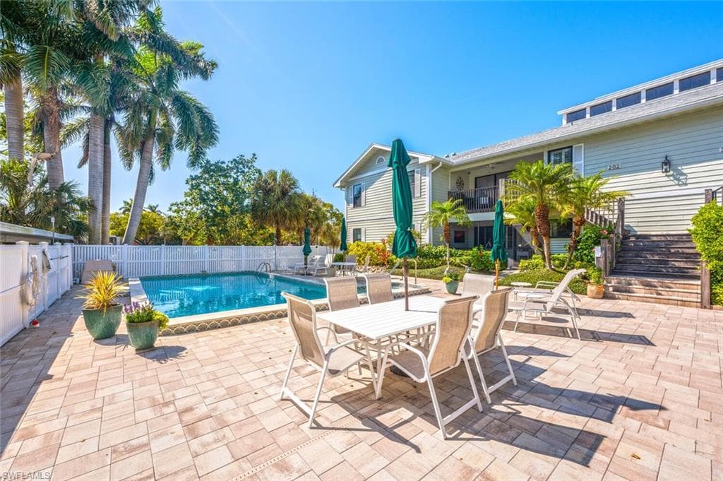 880 8th Ave S 101, Naples, FL 34102-43