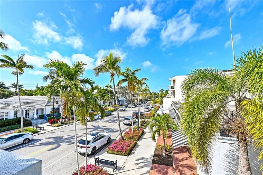 880 8th Ave S 101, Naples, FL 34102-45