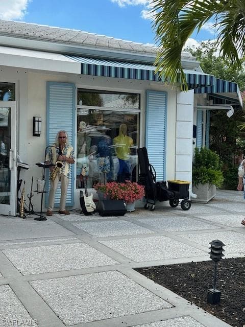 880 8th Ave S 101, Naples, FL 34102-46