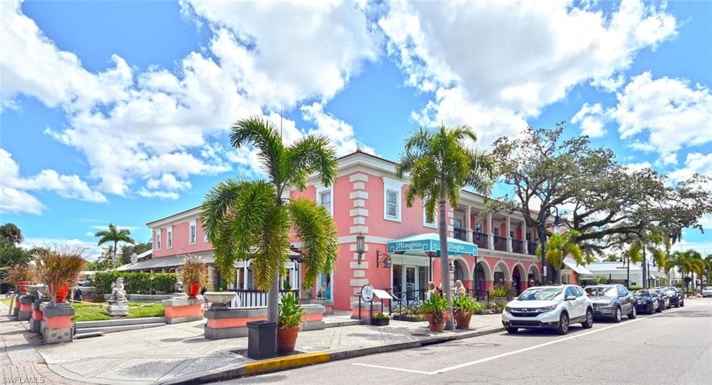 880 8th Ave S 101, Naples, FL 34102-47