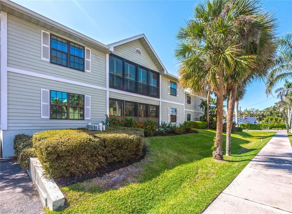 880 8th Ave S 101, Naples, FL 34102-4
