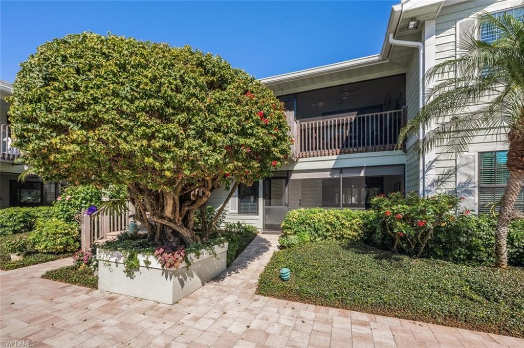 880 8th Ave S 101, Naples, FL 34102-7
