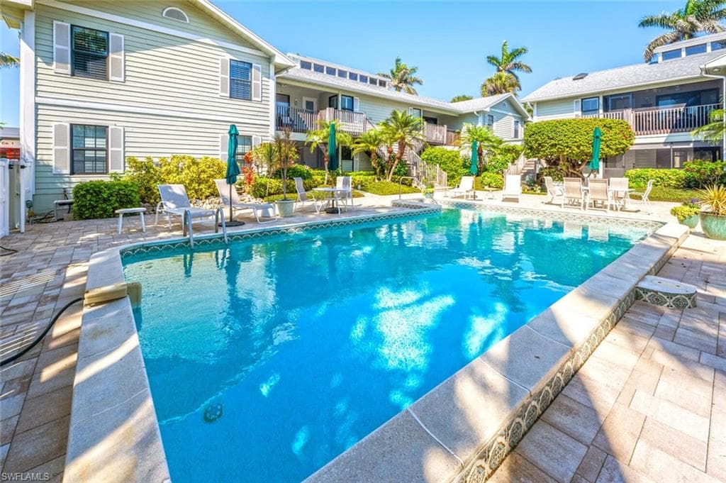 880 8th Ave S 101, Naples, FL 34102-8