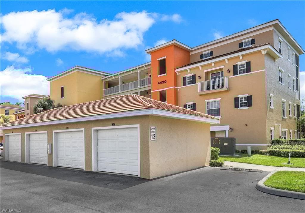 4430 Botanical Place Cir 305, Naples, FL 34112-2