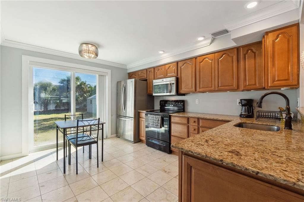 944 22nd Ave N, Naples, FL 34103-18