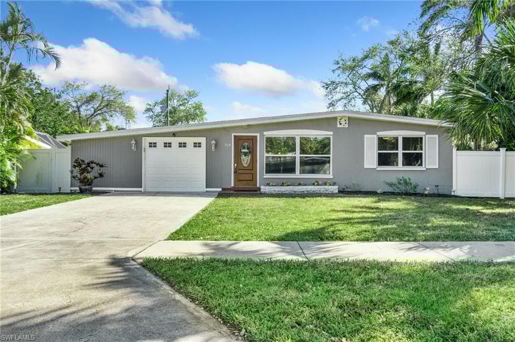 944 22nd Ave N, Naples, FL 34103-1
