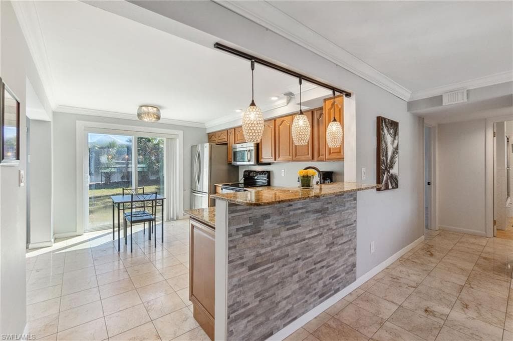 944 22nd Ave N, Naples, FL 34103-19